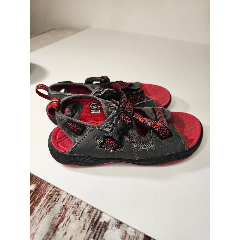 Keen Moxie Sport Sandals Kids Size 13 Gray Red Chevron Straps Buckle 1